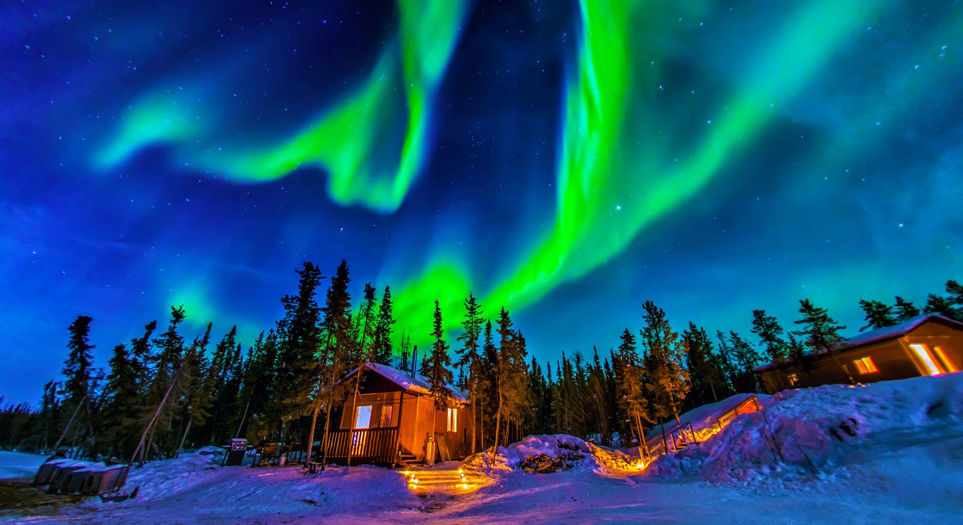 乘車前往欣賞第二晚北極光。團友可以坐在小屋裡,免費享用小點心及熱飲