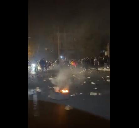 民眾在監獄外示威,焚燒車軚等雜物。(互聯網)