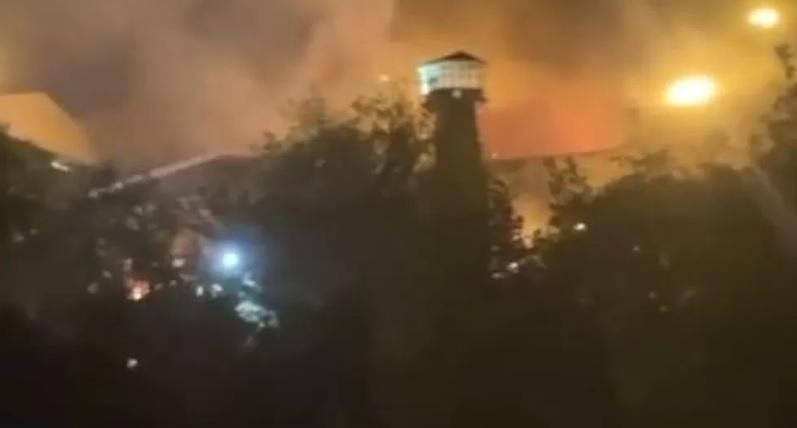 監獄不斷冒出濃煙。(互聯網)