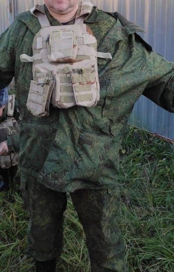 在大碼迷彩軍服前,防彈背心顯得迷你。(互聯網)