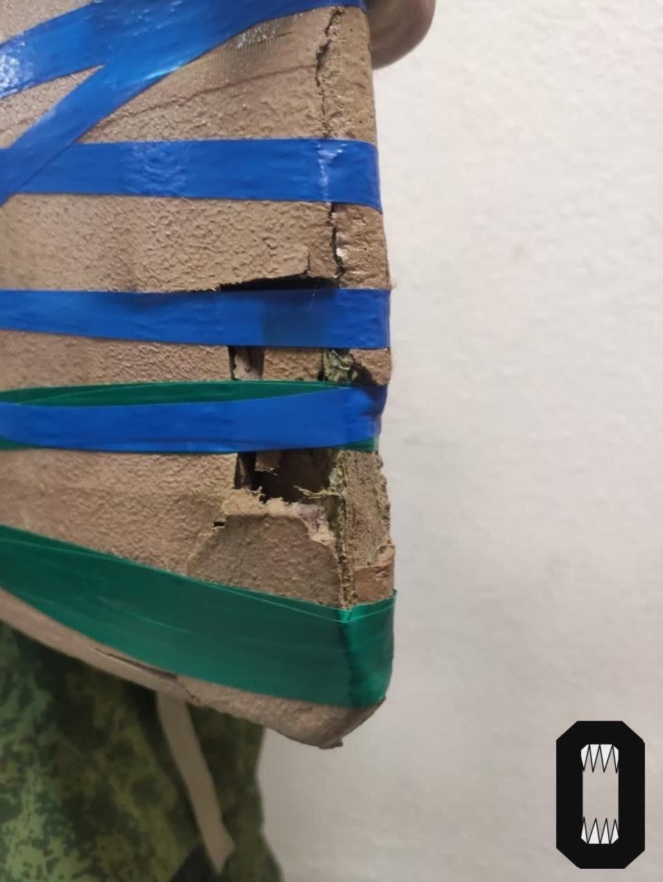 士兵用膠帶修補防彈背心。(互聯網)