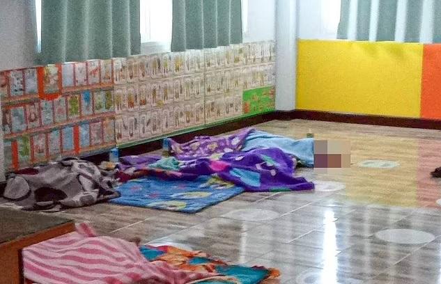 遺體被布覆蓋。(互聯網)