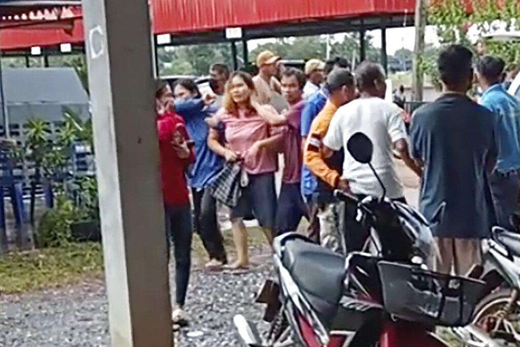 有家長情緒激動。(美聯社)