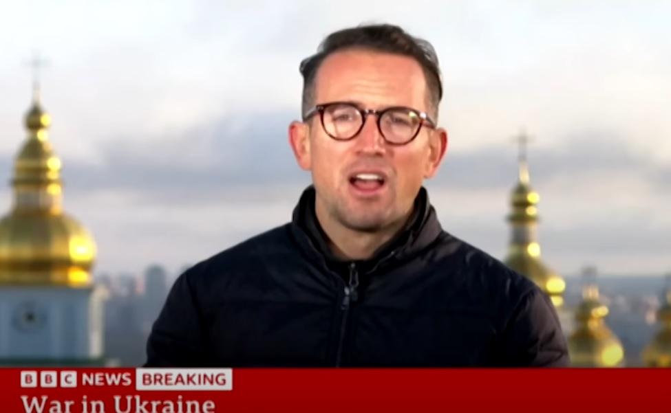 貝奇加在基輔一間酒店頂層進行直播。(互聯網)