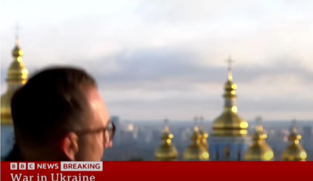 貝奇加本能反應,即蹲下來躲避。(互聯網)