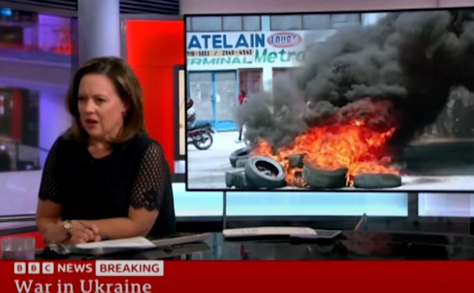 鏡頭回到錄影廠的女主播。(互聯網)