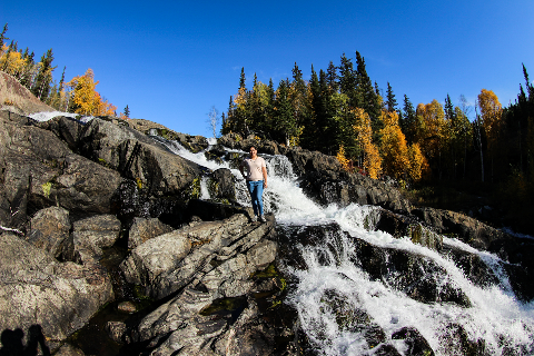 到卡梅倫瀑布健行,欣賞美麗的自然風景