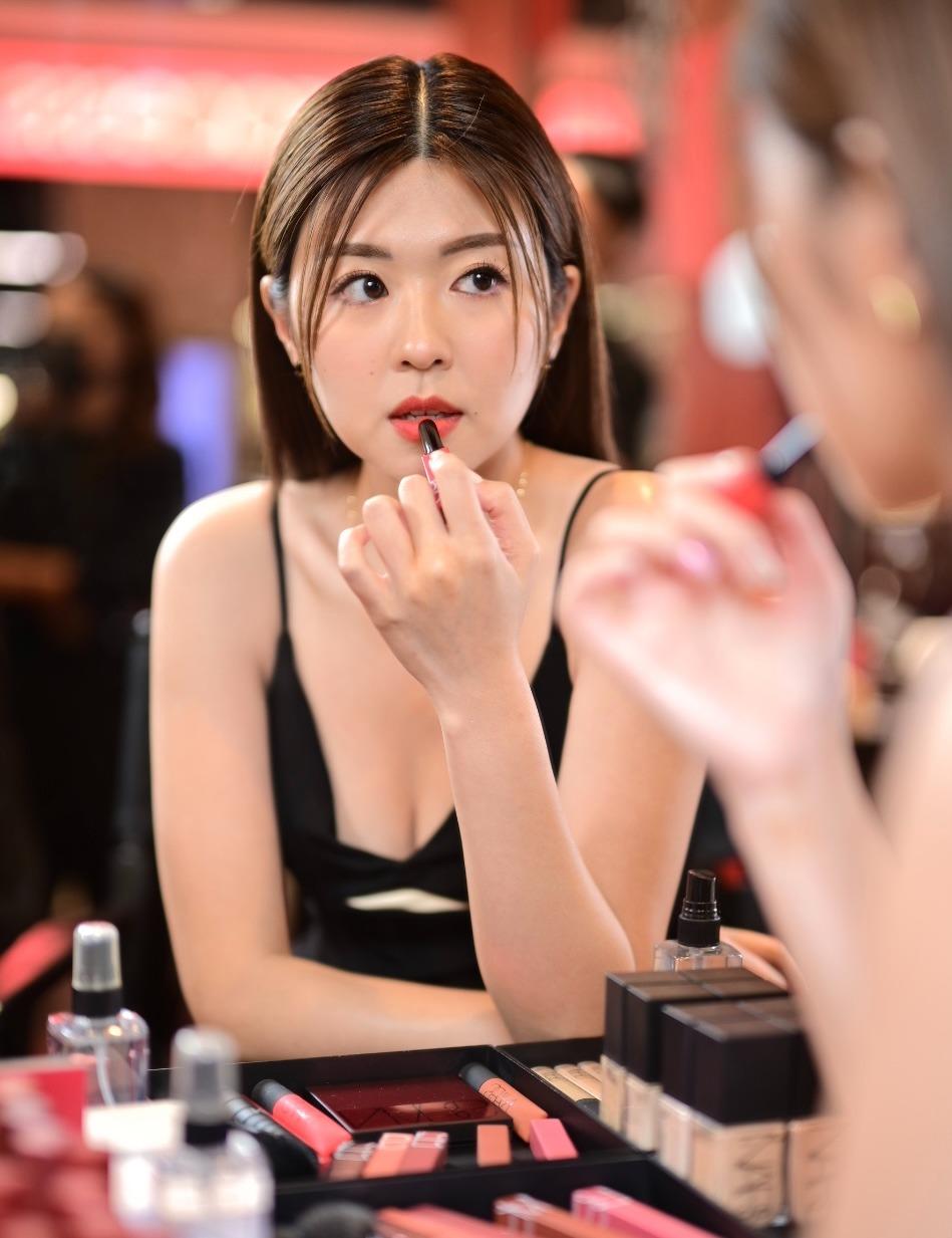 場內設有化妝區,Hillary即場大玩色調配對遊戲,找到最配合的唇色。
