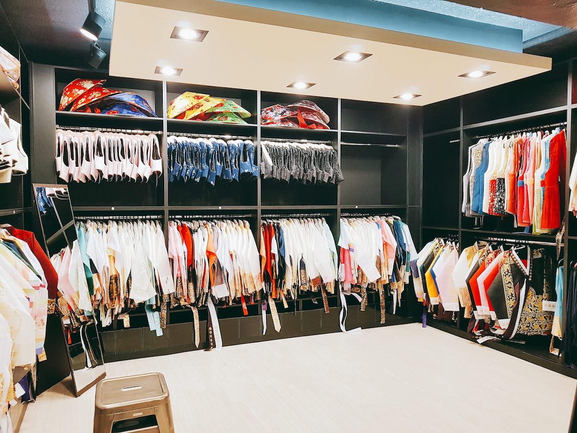 各式各樣的韓服可以自由挑選