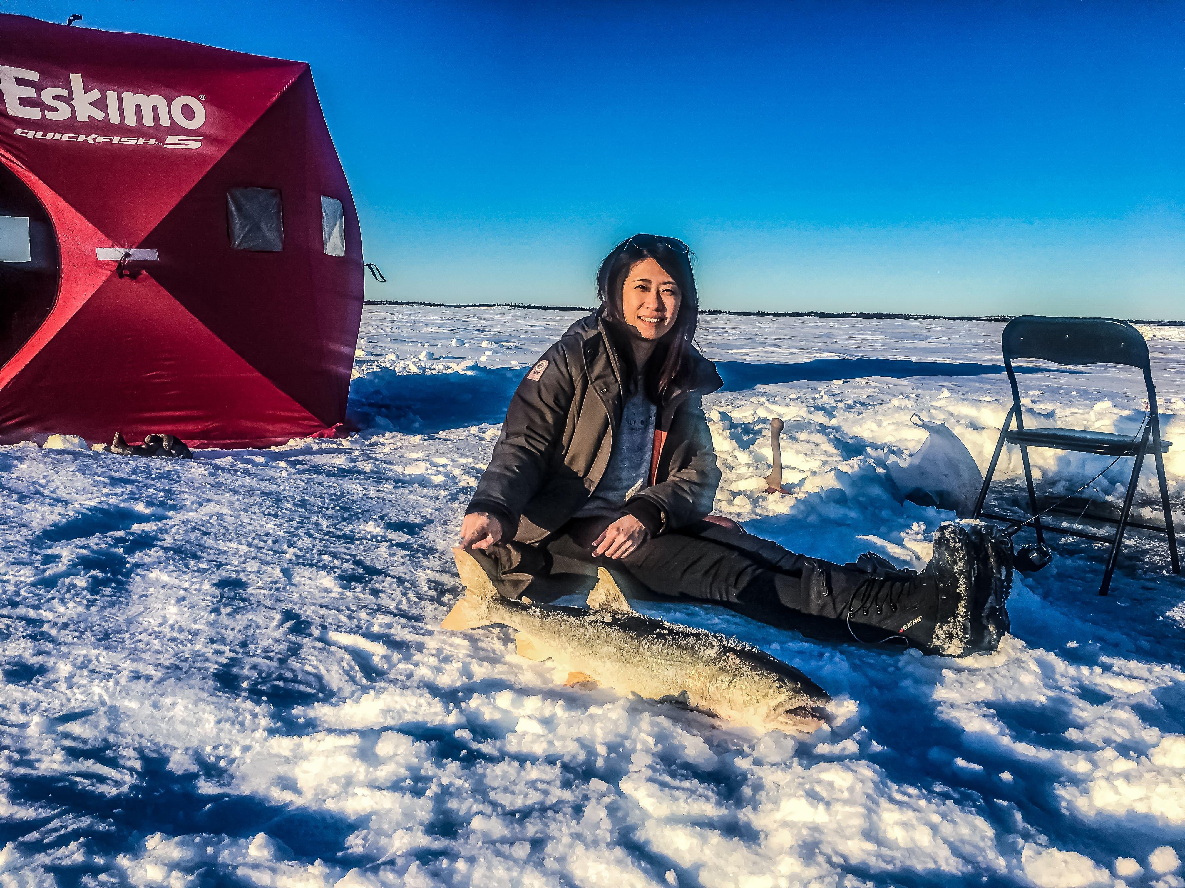 在雪地裡釣魚,一邊欣賞雪地風景