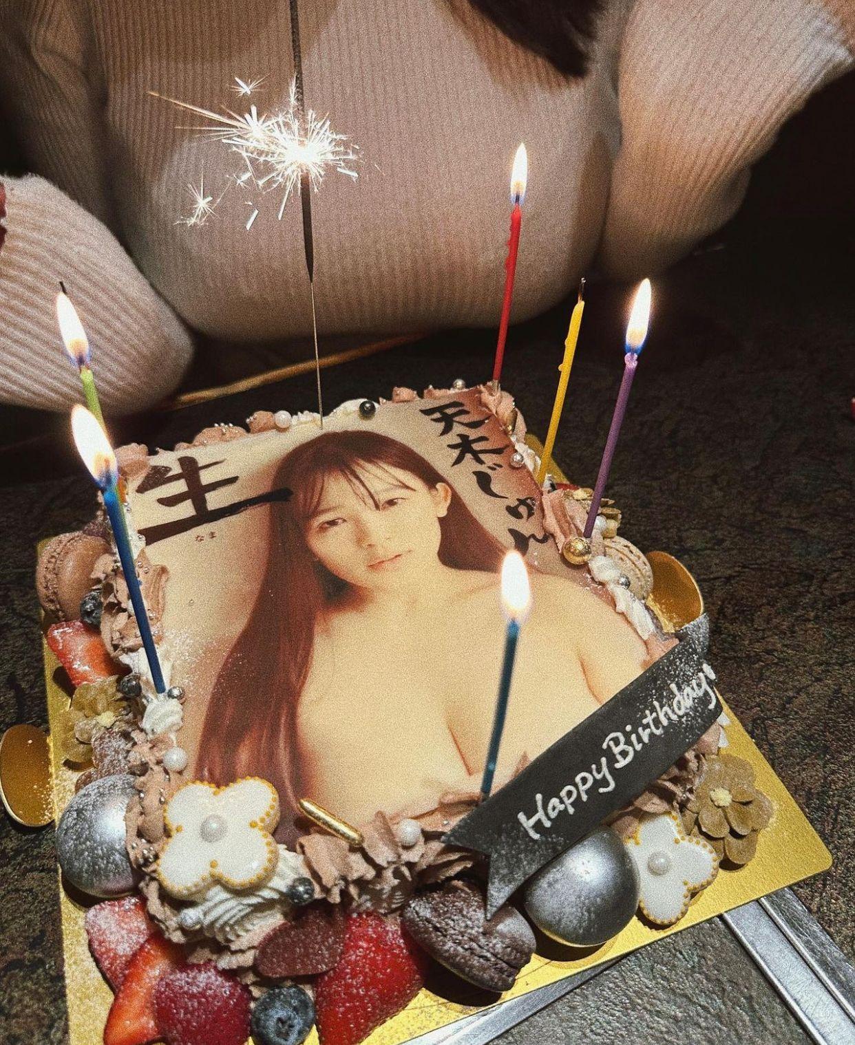 生日蛋糕用上天木純的巨乳寫真炮製而成。