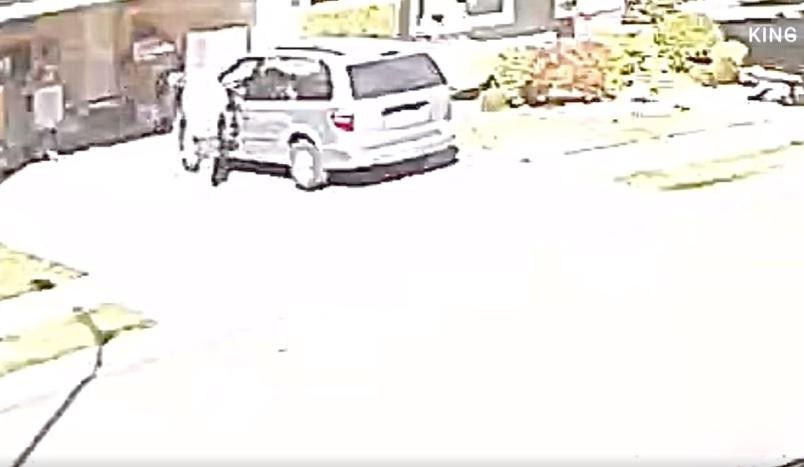 警方掌握被告開車入車房的閉路電視片段。(互聯網)