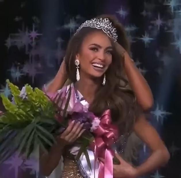 28歲佳麗R’Bonney Gabriel摘美國小姐后冠。(互聯網)