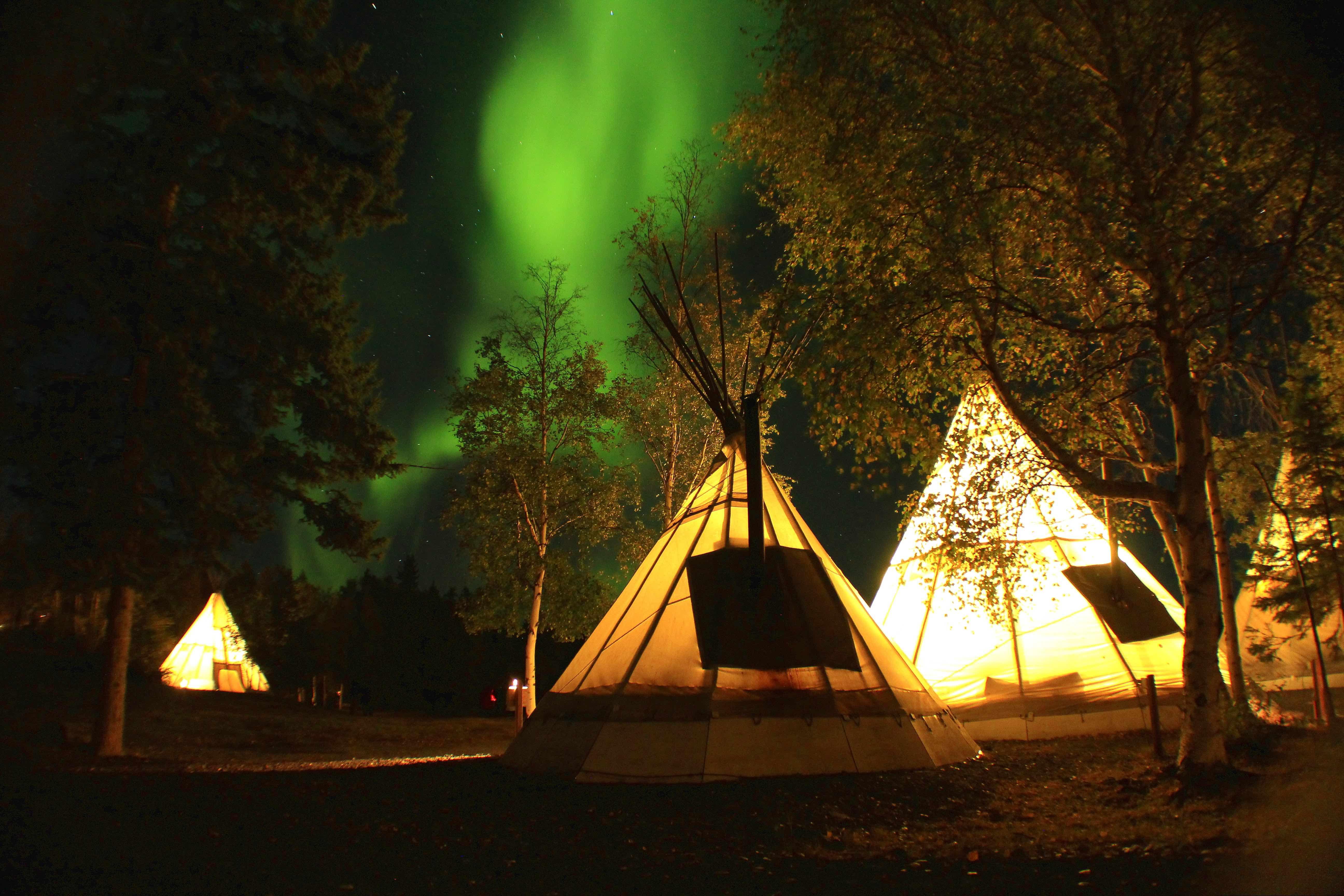 導遊指引到指定的 tee-pee 帳篷觀賞極光