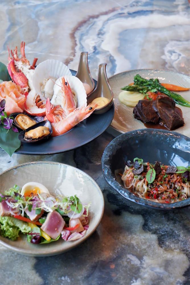 從精心挑選的法式和亞洲特色餐點中做選擇,例如新鮮的海鮮料理和自製蘸醬。