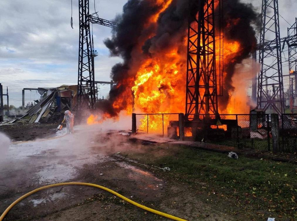 烏克蘭Rivne地區一處能源設施周六被俄軍導彈擊中爆炸起火。(路透社)