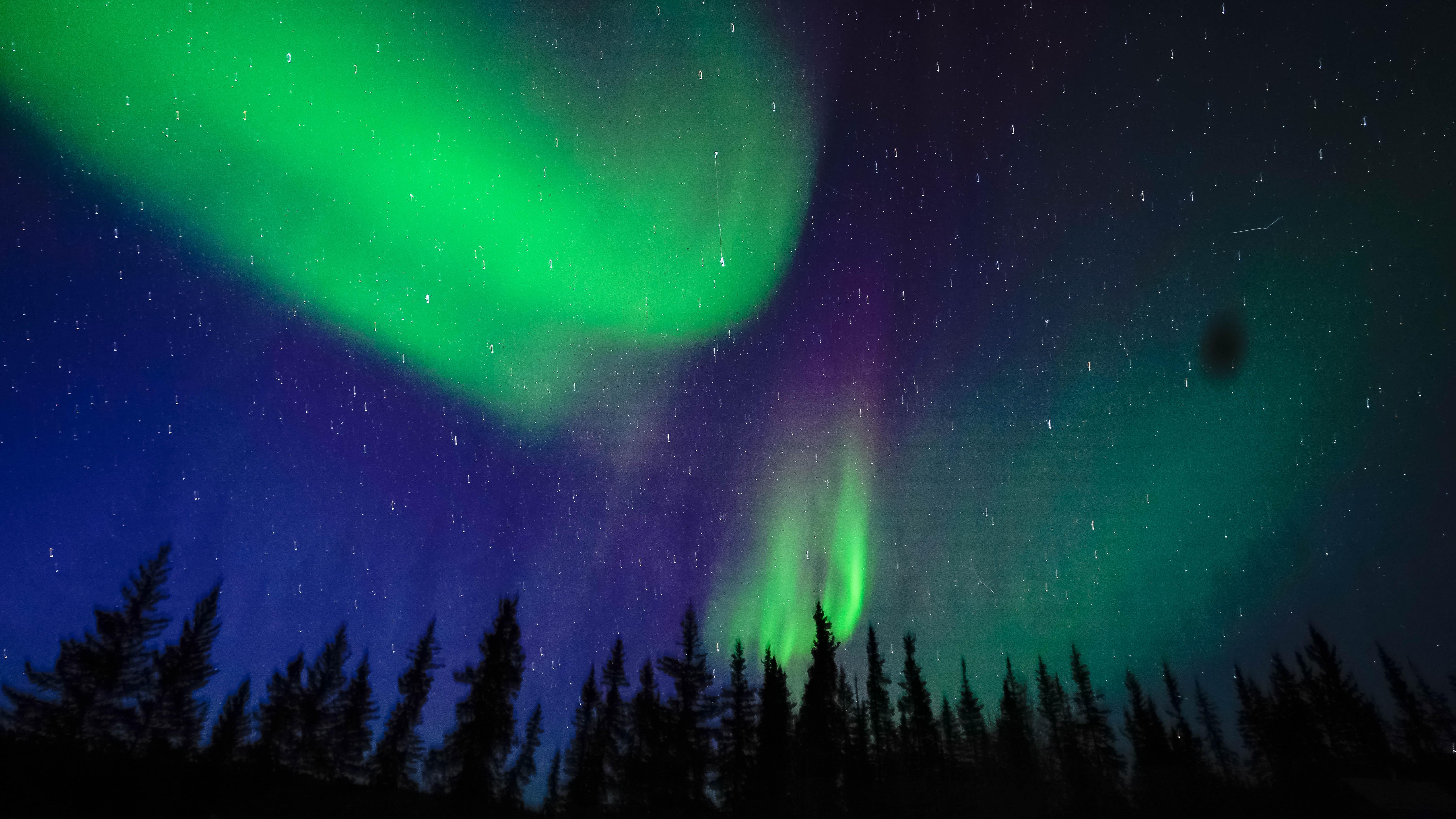 於小木屋中靜待極光出現