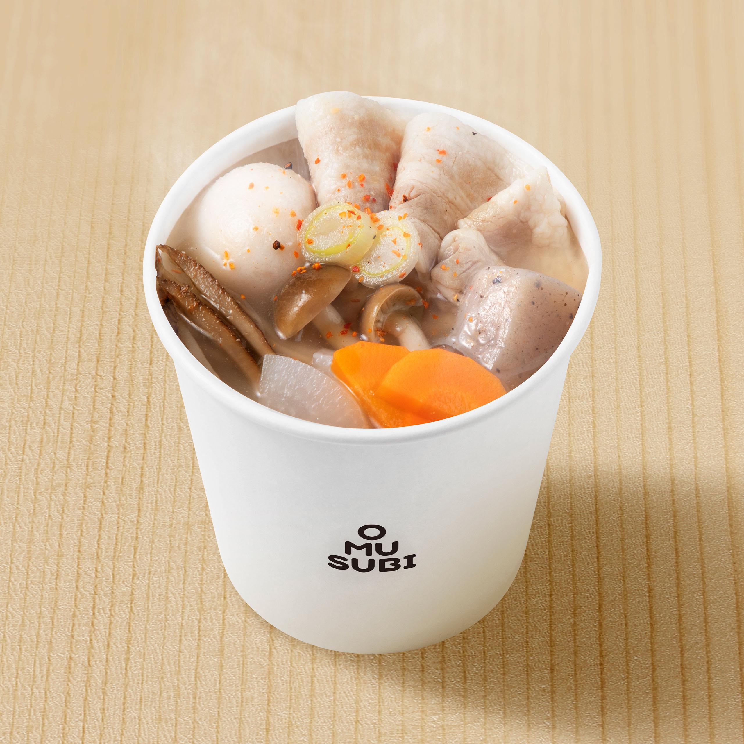 精選推介│日本產黑豚野菜味噌湯 (六白黑豚使用)│以根莖類蔬菜、豬肉為基底,配搭日式高湯烹煮而成的日本經典湯品,特別選用了日本產六白黑豚肉烹調,其脂肪含量適中,油香令湯底更顯鮮味香濃,更以「日本三大七味粉老舖」之一,八幡屋礒五郎的七味粉點綴,添上微辛滋味。