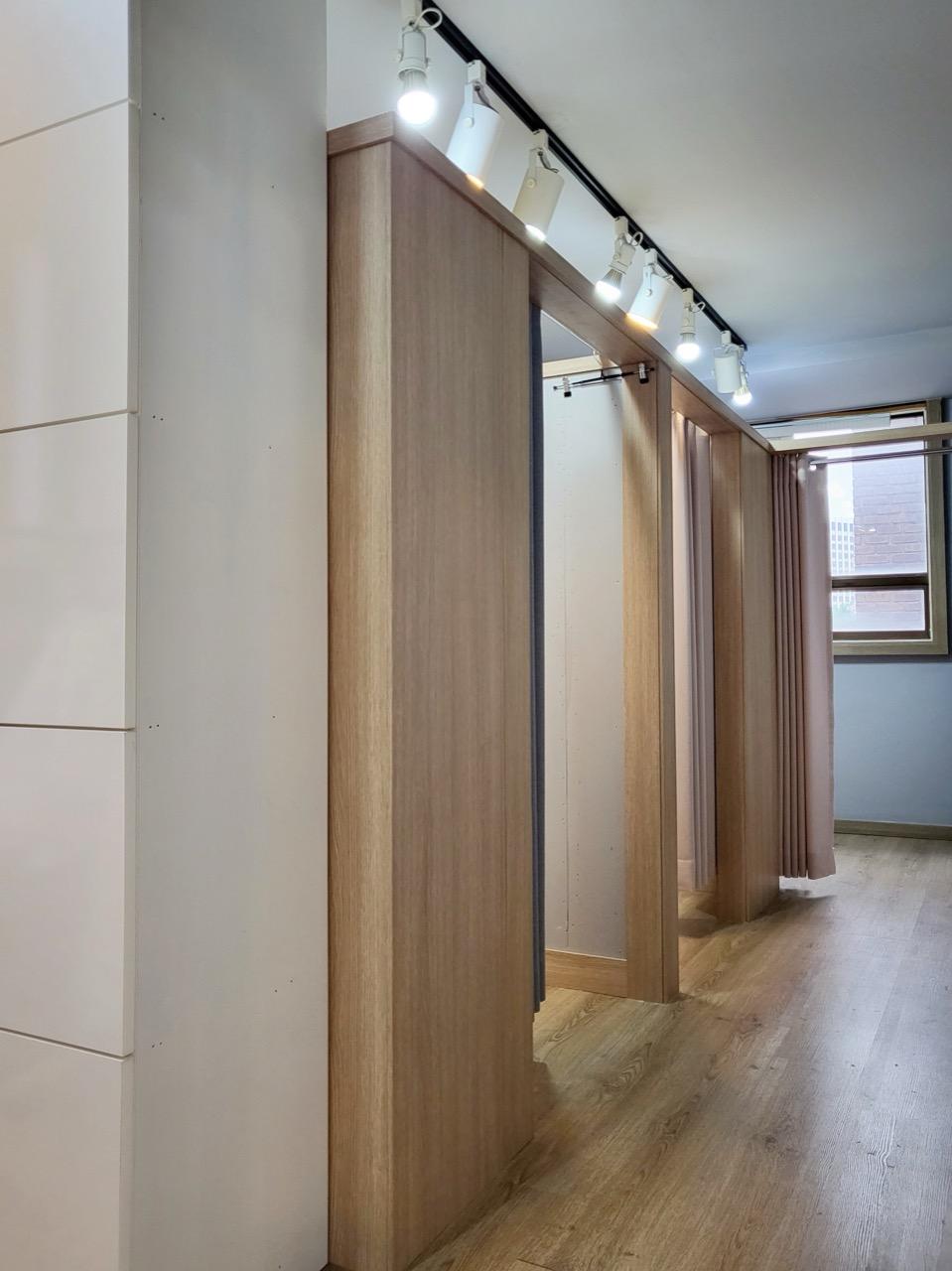 明亮、寬敞、乾淨的更衣室