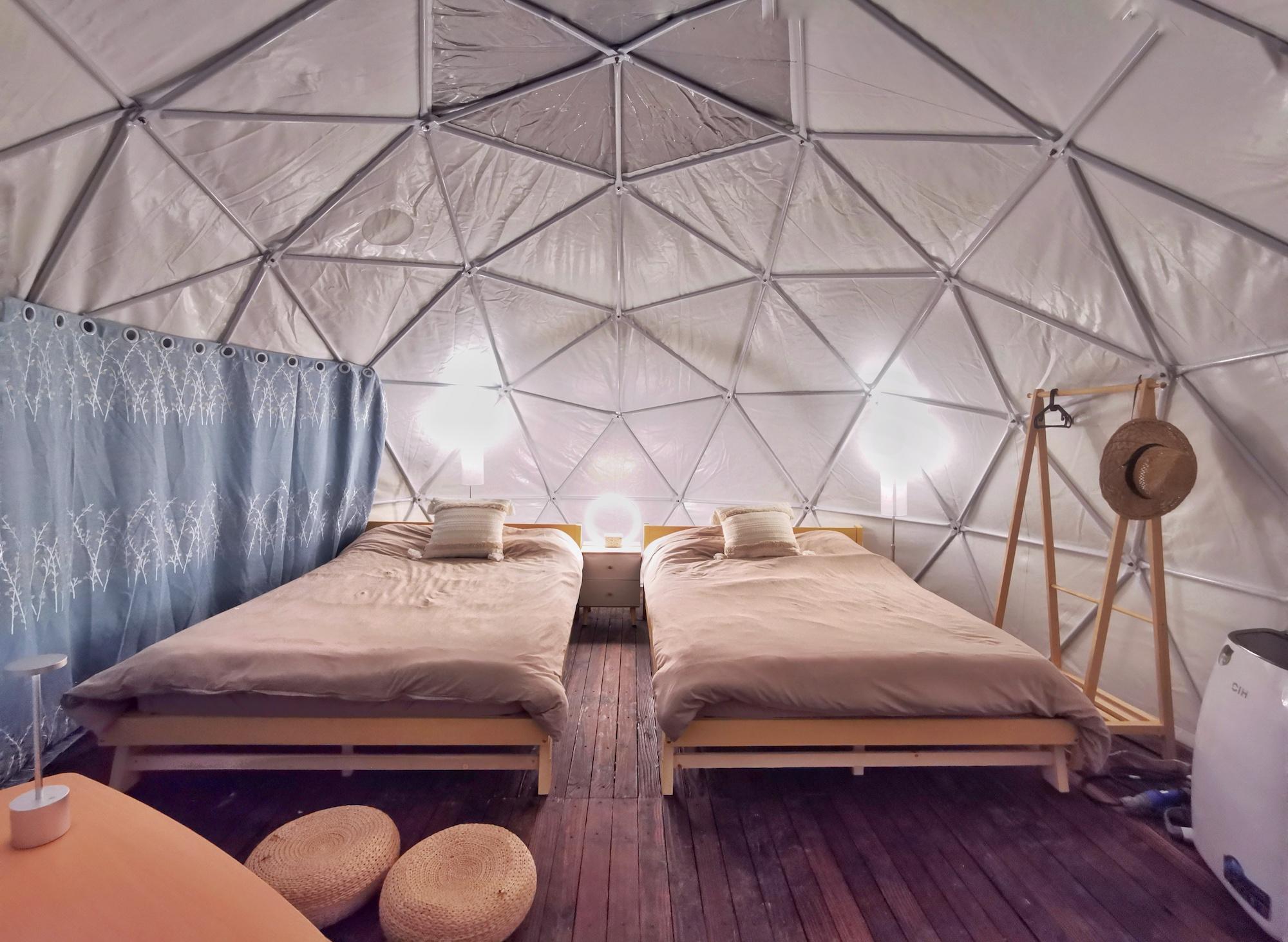 星空營以觀賞天星為主題,營內頂部及落地天幕設計,為您提供室內觀星體驗,共設有2個星空營。