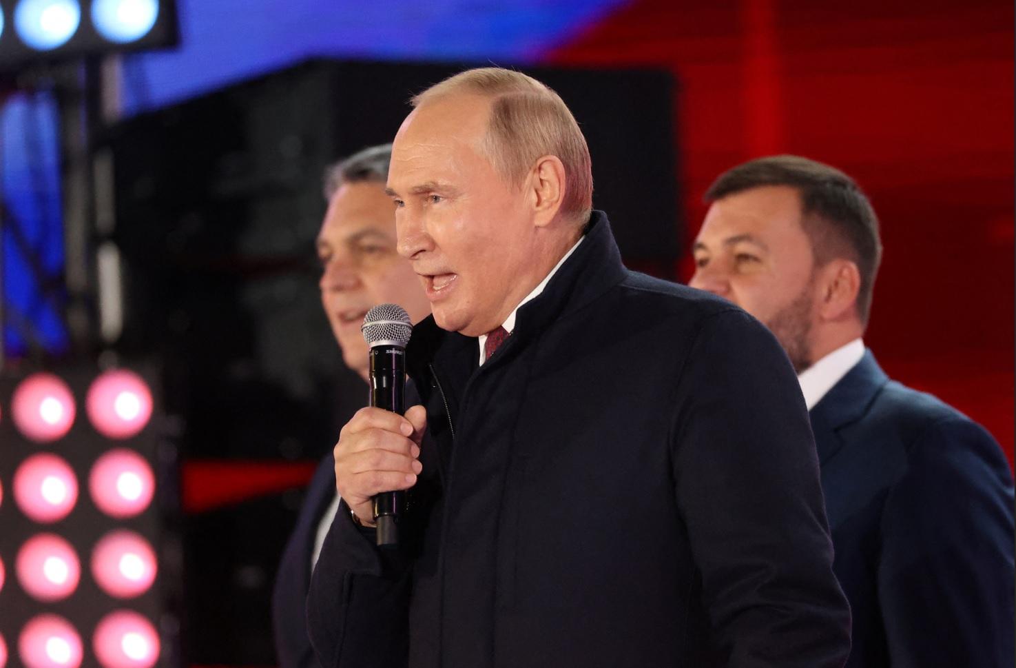 普京出席紅場閱兵儀式時看來浮腫、面色通紅,表現亢奮。(路透社)