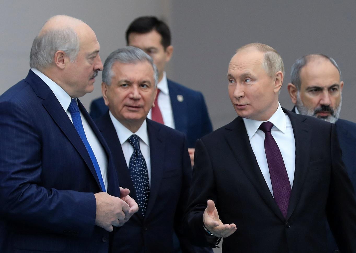 普京本月中與盧卡申科(左)在哈薩克聚首。(路透社)