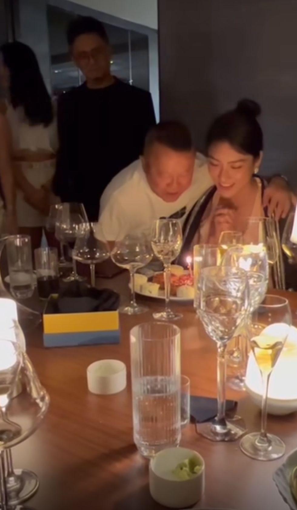 曾志偉搭著黎峇菈香肩吹蠟燭。(IG截圖)
