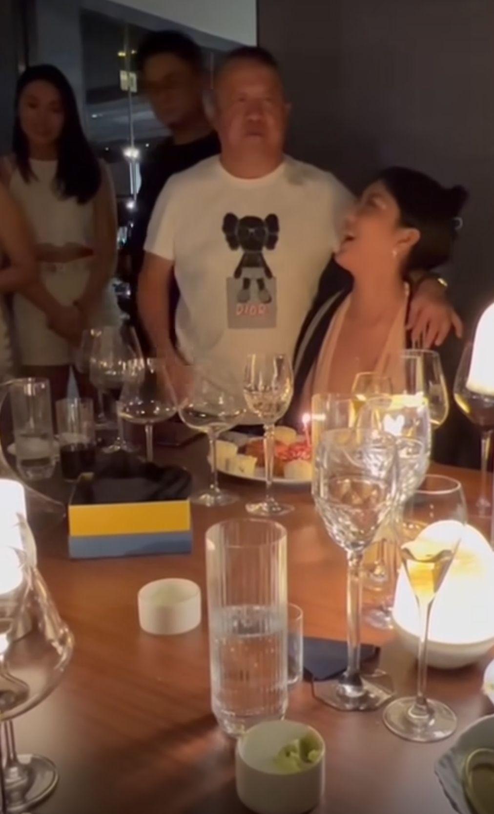 曾志偉搭著黎峇菈香肩祝賀生日。(IG截圖)