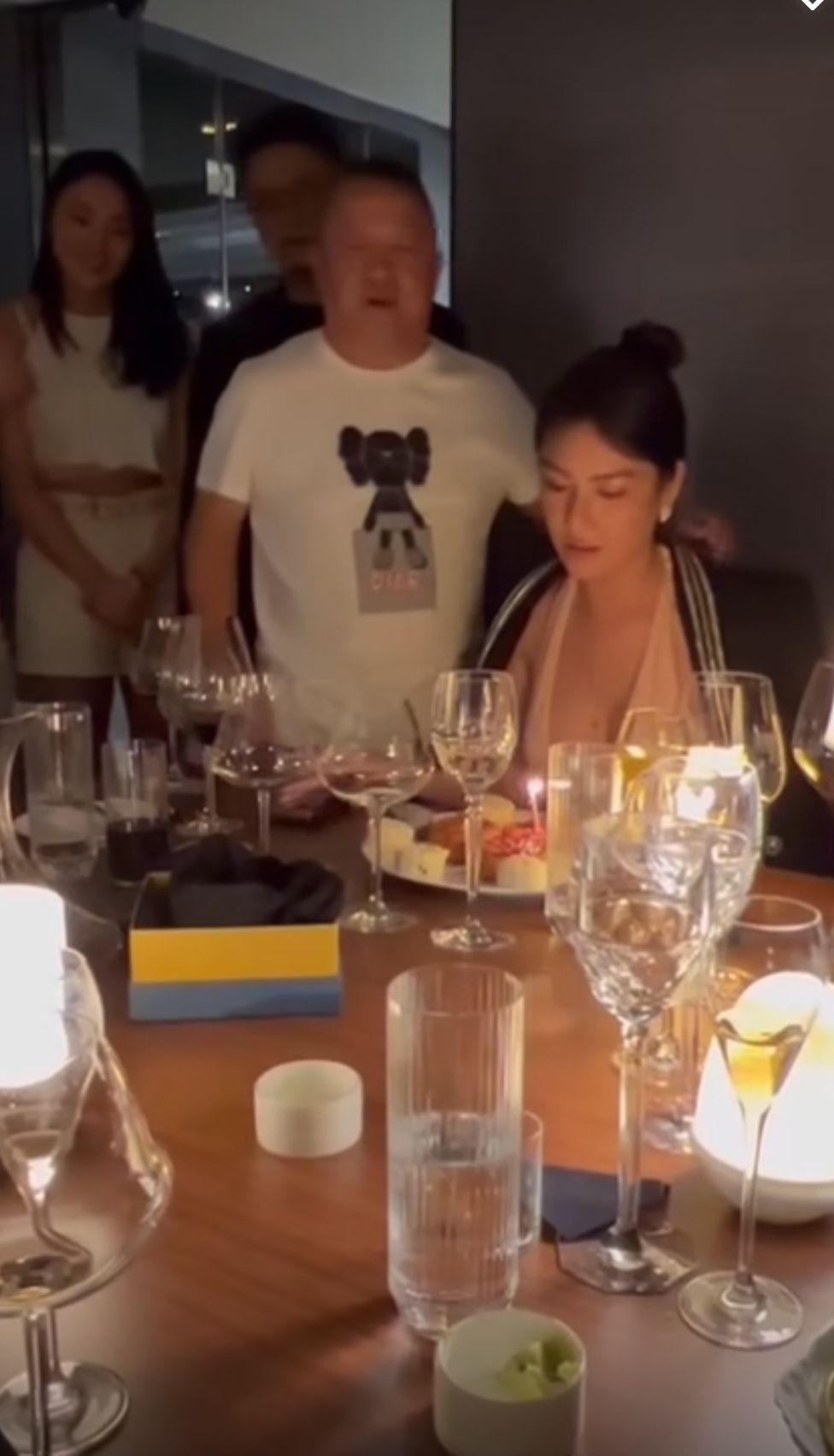 曾志偉搭著黎峇菈香肩祝賀生日。(IG截圖)