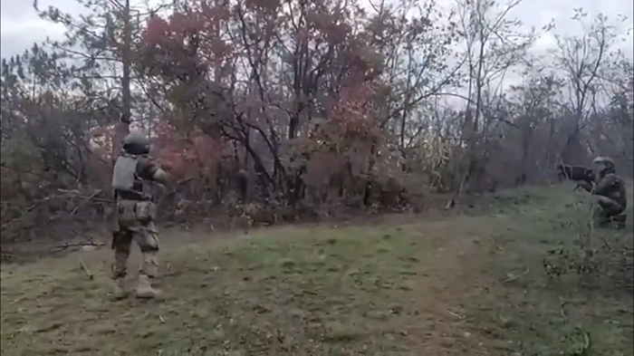 烏克蘭的士兵拿下無人機。(影片截圖)