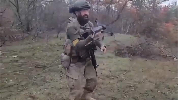 烏克蘭的士兵拿下無人機。(影片截圖)