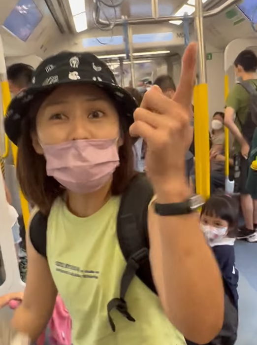 女子一度向乘客動粗。(影片截圖)