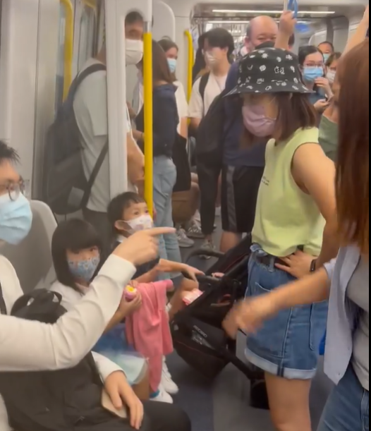 有乘客亦不值二人所為提出指責。(影片截圖)