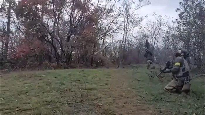 烏克蘭的士兵以反無人機系統捕捉俄軍無人機。(影片截圖)