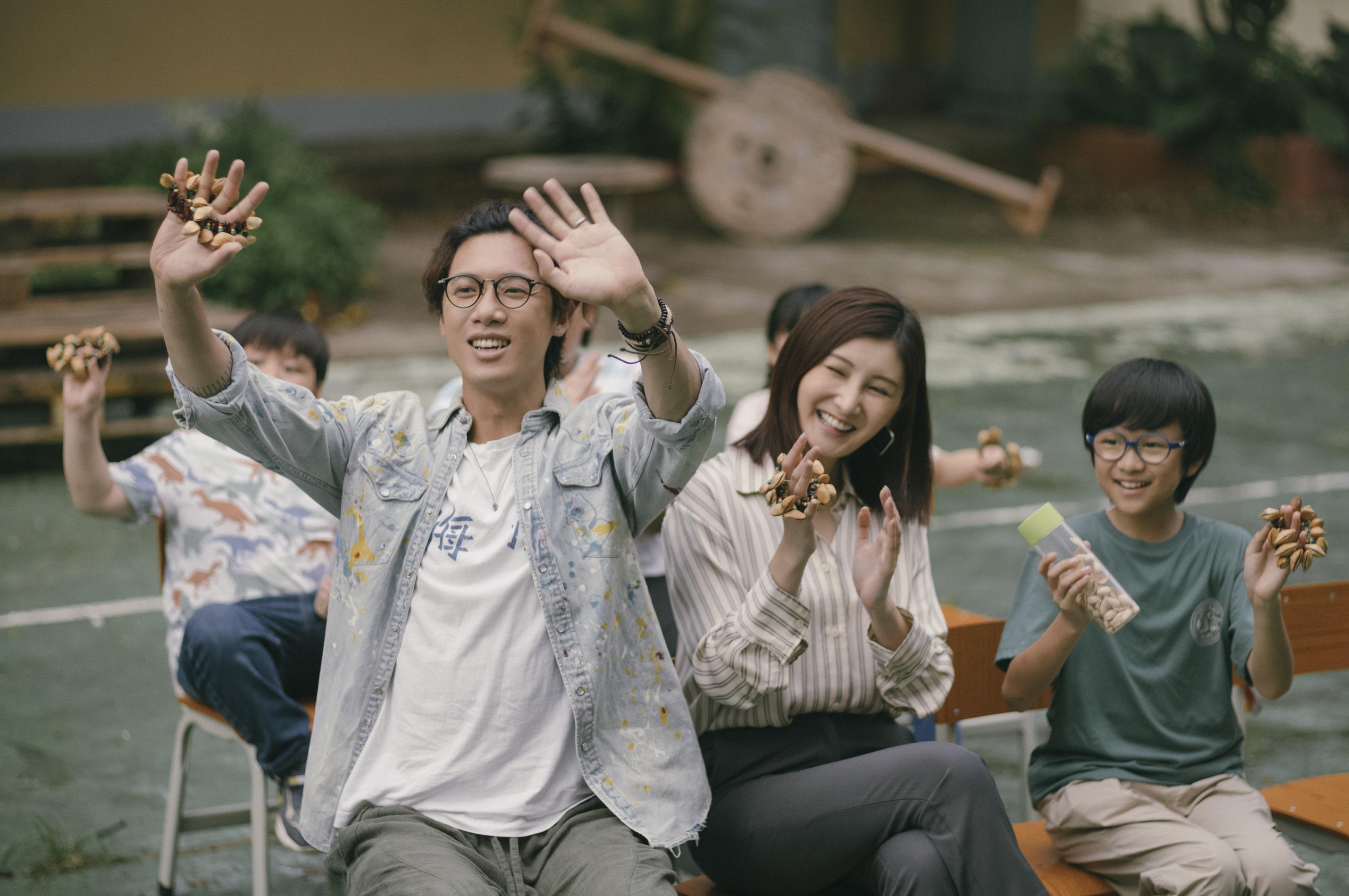 沈殷怡在《野人老師》與Stanley演離婚夫妻,兩人育有10歲兒子軒軒。(劇照)