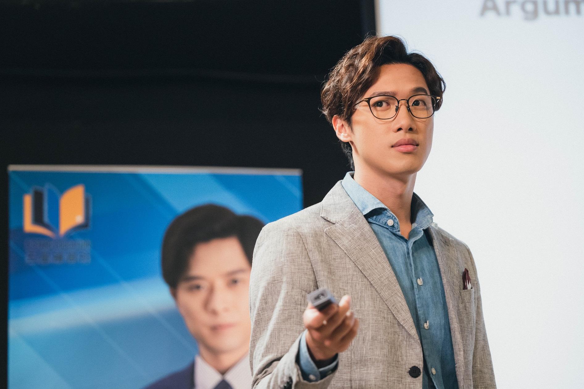 Stanely在《野人老師》演的李白是補習名師,跟父親持相反的教育理念。(《野人老師》劇照)