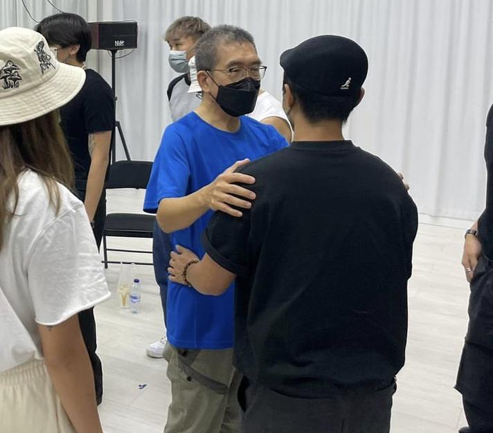 阿Mo父親李盛林牧師為兒子剷短厨髮,最近逐步復工的他被指大為消瘦。