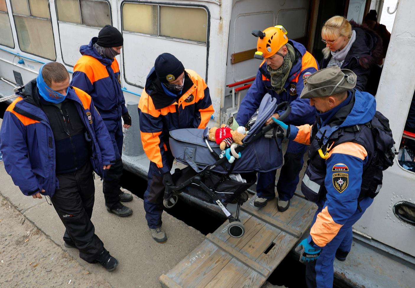 赫爾松居民周六乘渡輪撤離。(路透社)