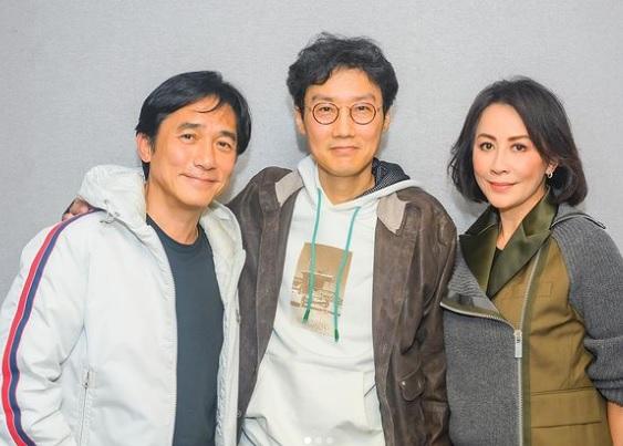 梁朝偉、劉嘉玲與《魷魚遊戲》導演黃東赫合照。(劉嘉玲IG)