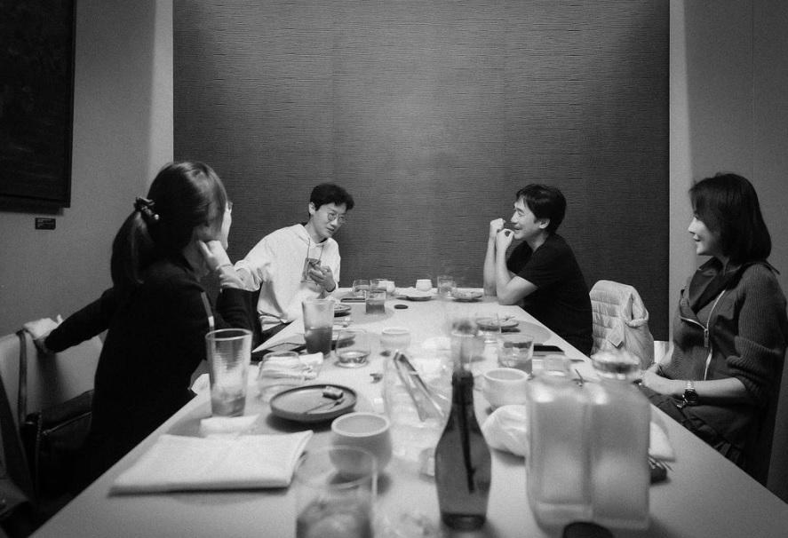 梁朝偉、劉嘉玲與《魷魚遊戲》導演黃東赫飯聚。(劉嘉玲IG)