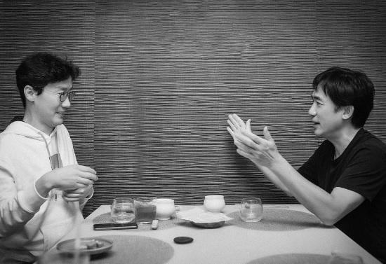 梁朝偉與《魷魚遊戲》導演黃東赫傾得很投入。(劉嘉玲IG)