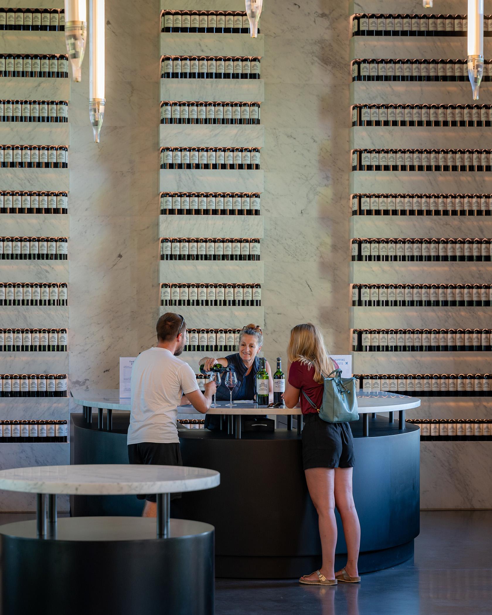 梅鐸擁有超過 600座莊園和近1,000個葡萄酒品牌,每年銷售近1億瓶葡萄酒,其中一半用於出口