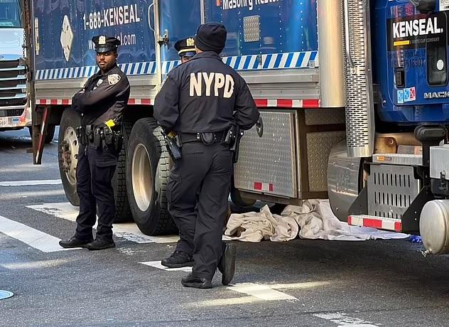 警員在車禍現場。(互聯網)