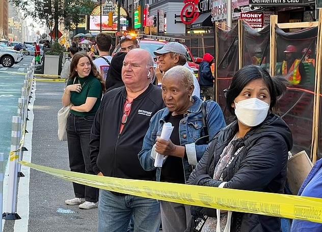 有民眾駐足觀看。(互聯網)