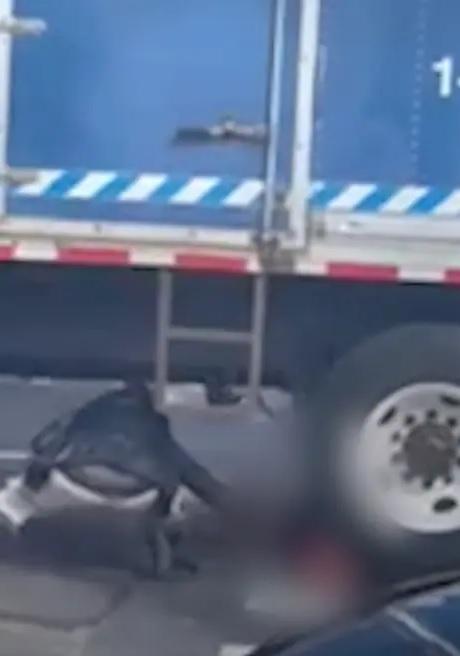 影片顯示,穿黑色外套的女子從遺體身上偷銀包。(互聯網)