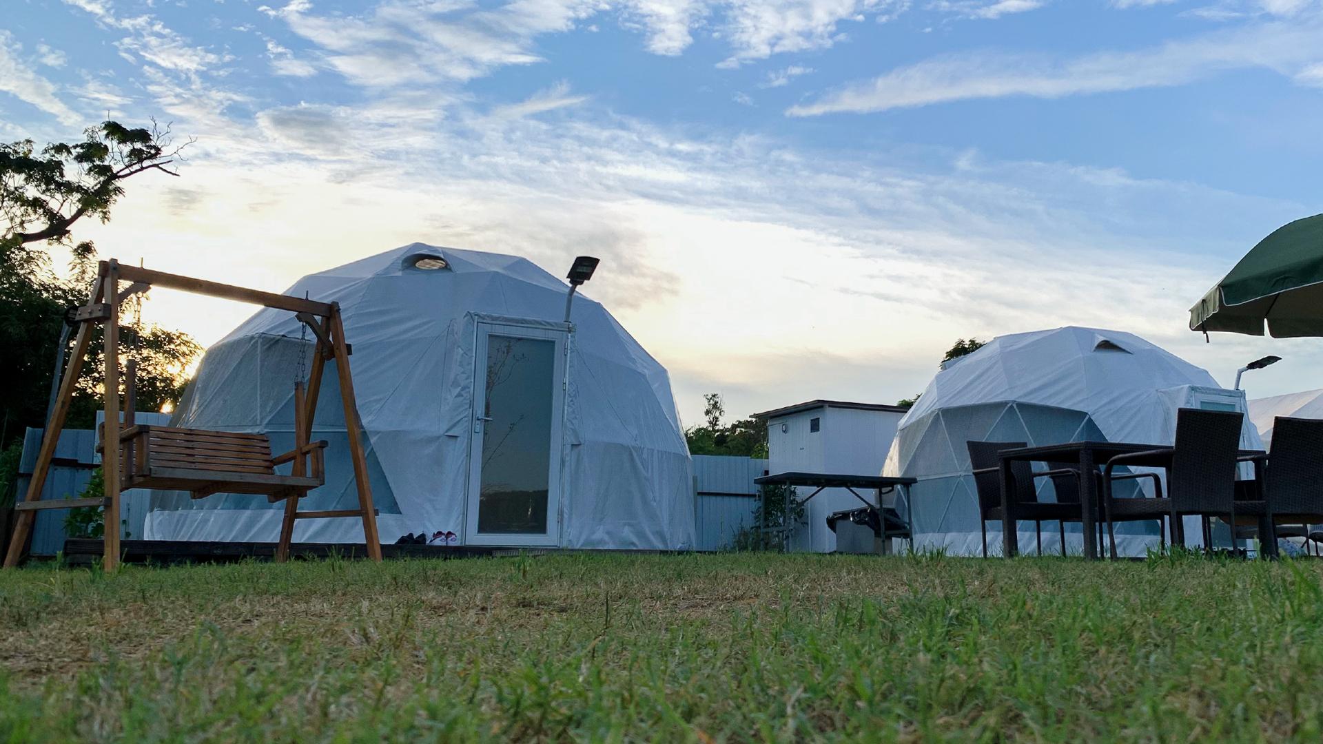 每個營舍門前設有、鞦韆吊椅、野餐桌椅及寬敞戶外空間。