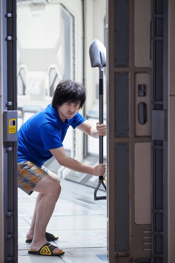 沈騰在月球遇上一隻袋鼠,一人一「鼠」,不打不相識,化敵為友。(《獨行月球》劇照)