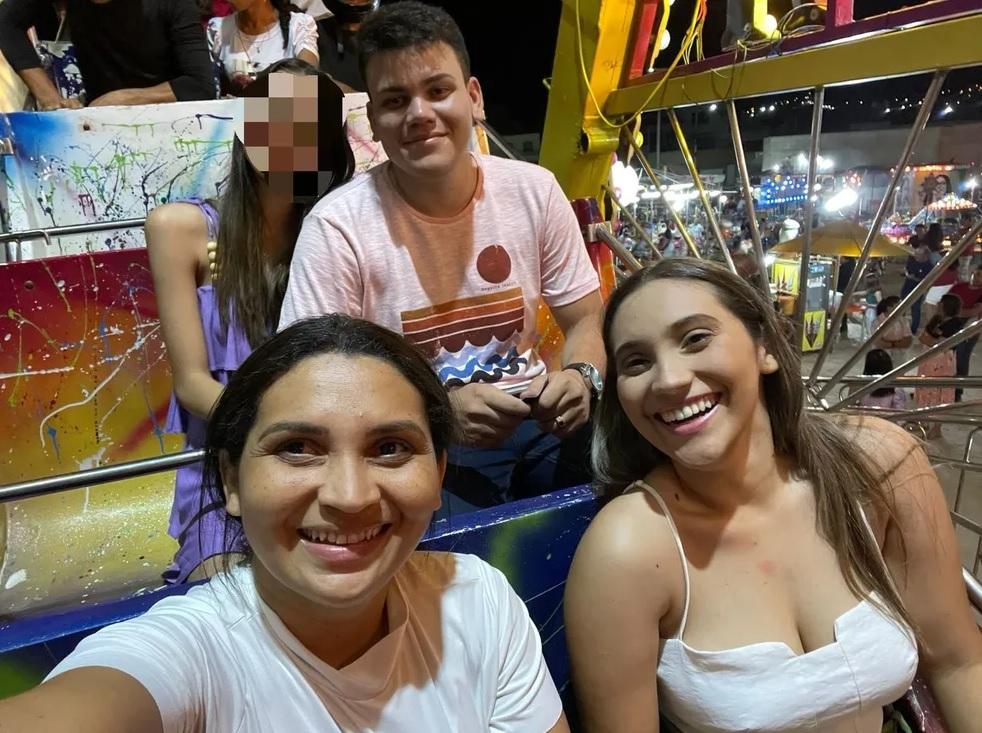 女教師事發前與家人在海盜船上自拍。(互聯網)