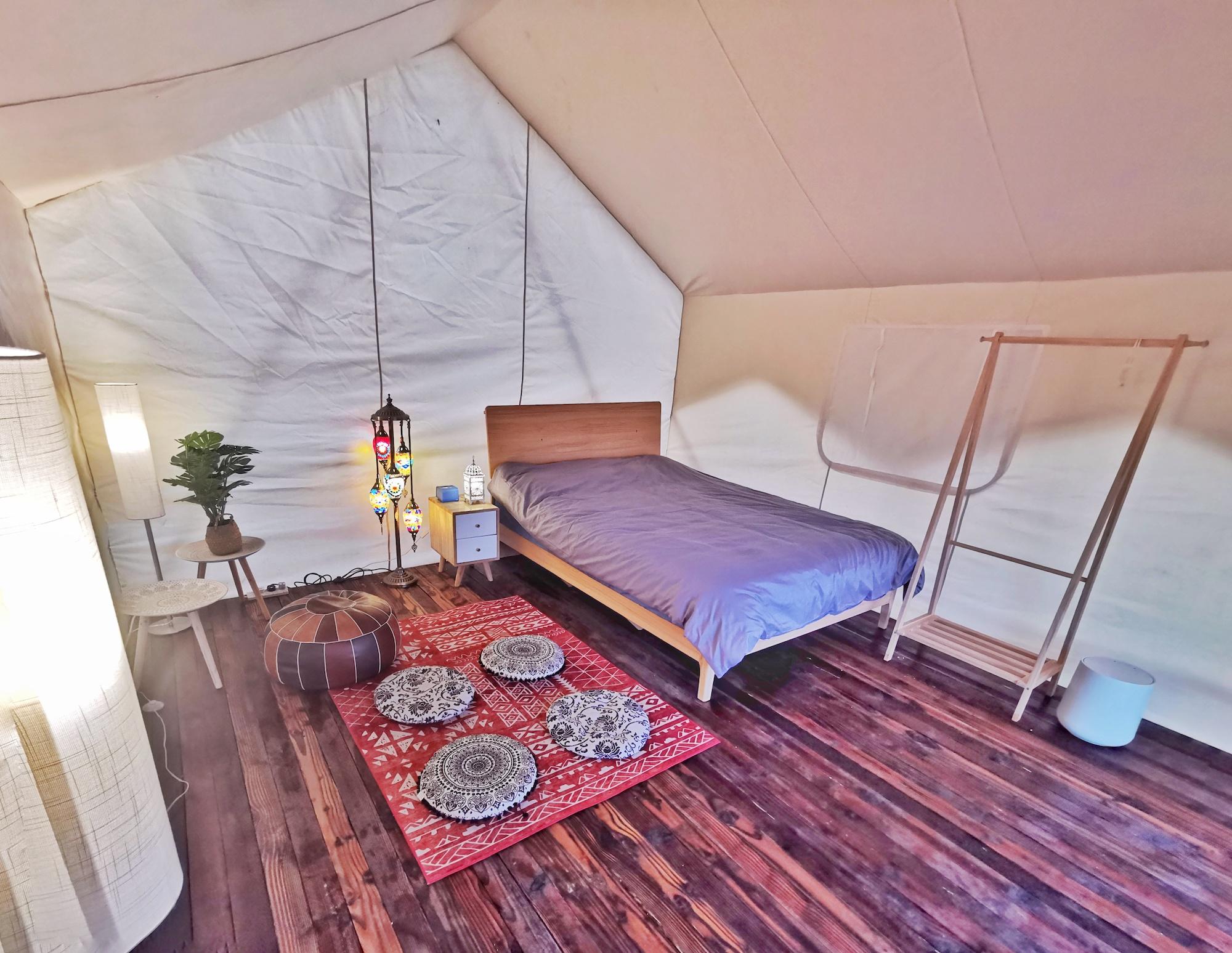 營內房間配備1張雙人木床、衣帽架、茶几、坐墊、風筒、電陶爐、電熱水煲。