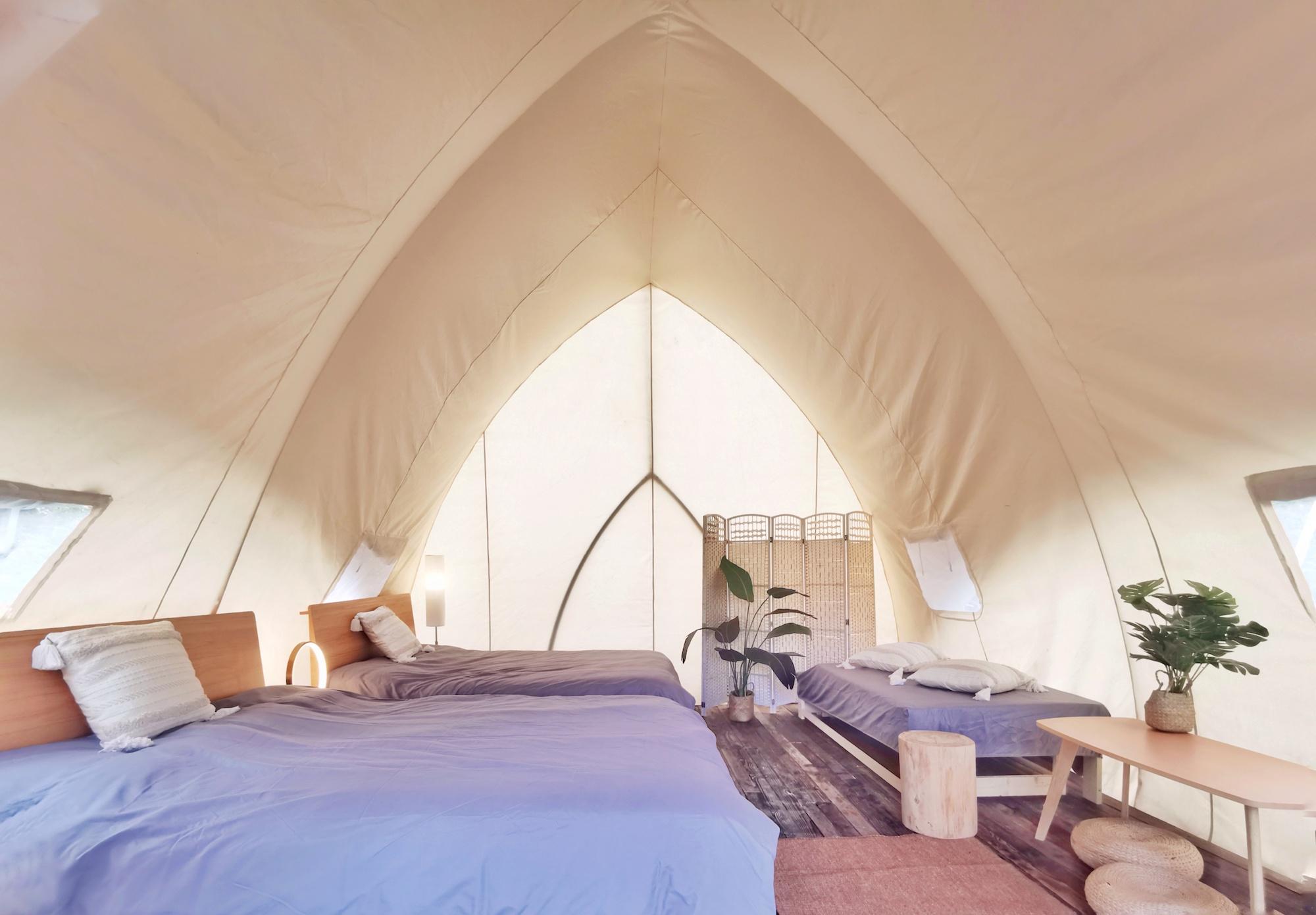 營內房間配備2張雙人木床、衣帽架、茶几、坐墊、風筒、電陶爐、電熱水煲。